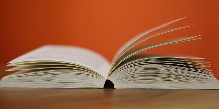 buehnenbild-aufgeschlagenes-buch buehnenbild-aufgeschlagenes-buch