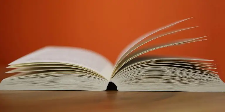 buehnenbild-aufgeschlagenes-buch buehnenbild-aufgeschlagenes-buch