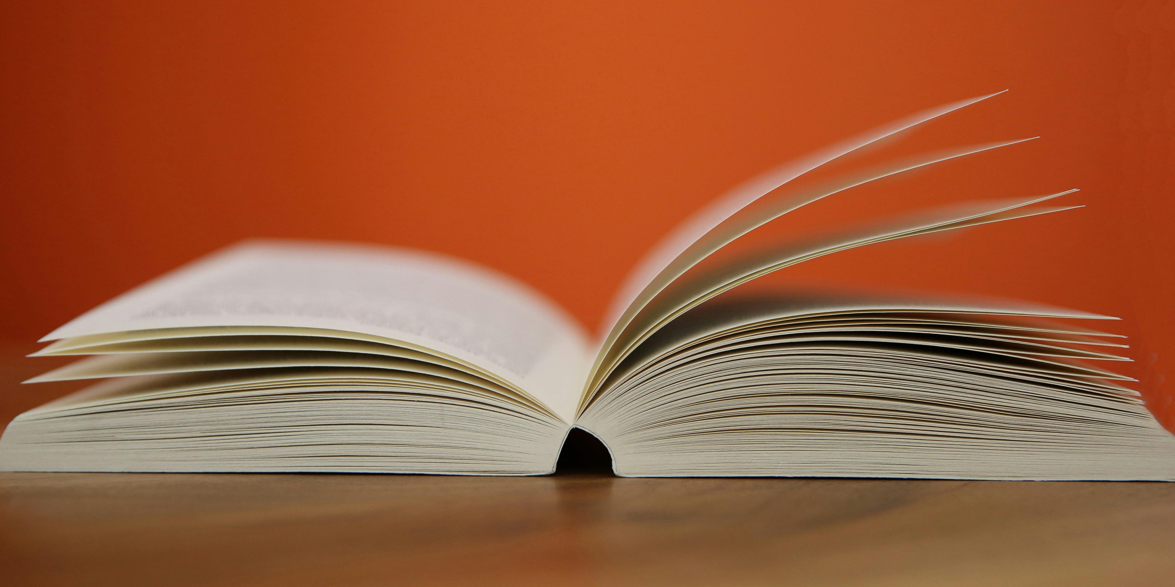 buehnenbild-aufgeschlagenes-buch buehnenbild-aufgeschlagenes-buch