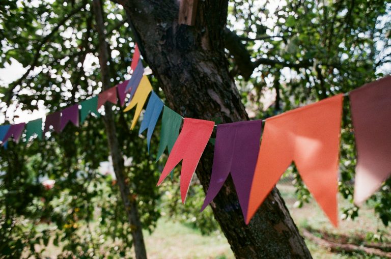 Das Bild zeit eine bunte Wimpel