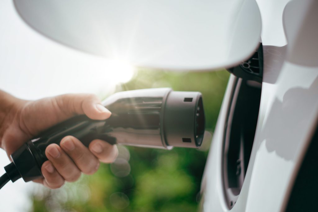 Das Bild zeigt wie ein Elektroauto für den Ladevorgang angeschlossen wird