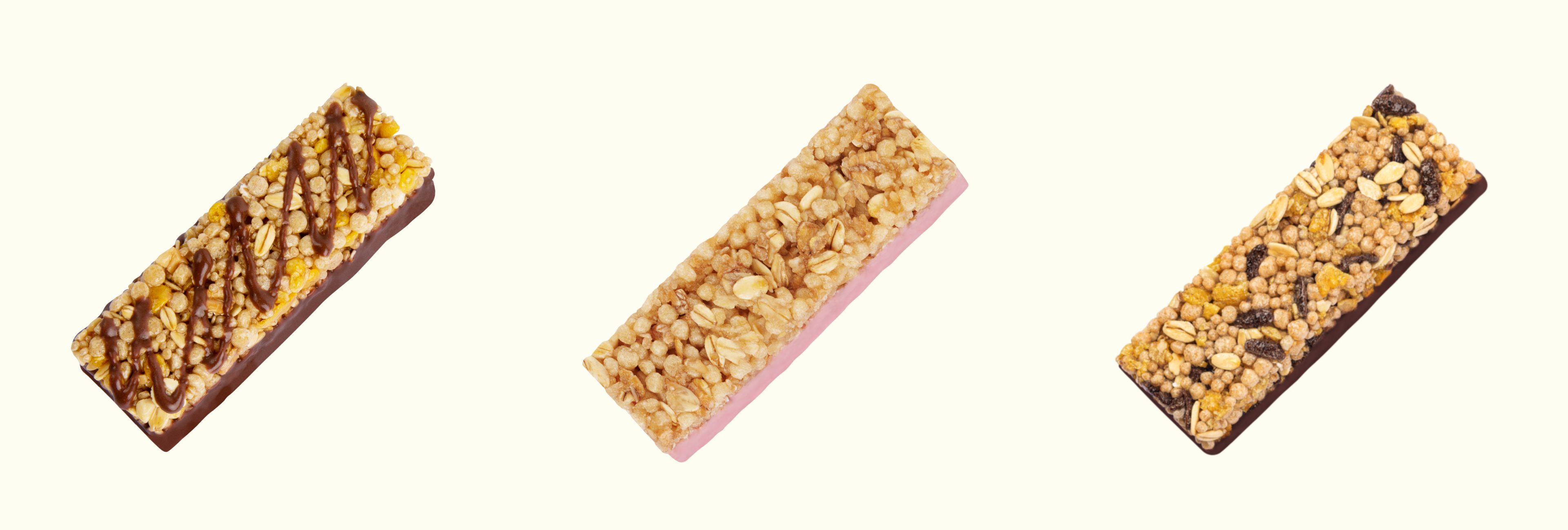 Das Bild zeigt drei Müsliriegel nebeneinander in den Sorten Schoko, Erdbeer und Salted Caramel