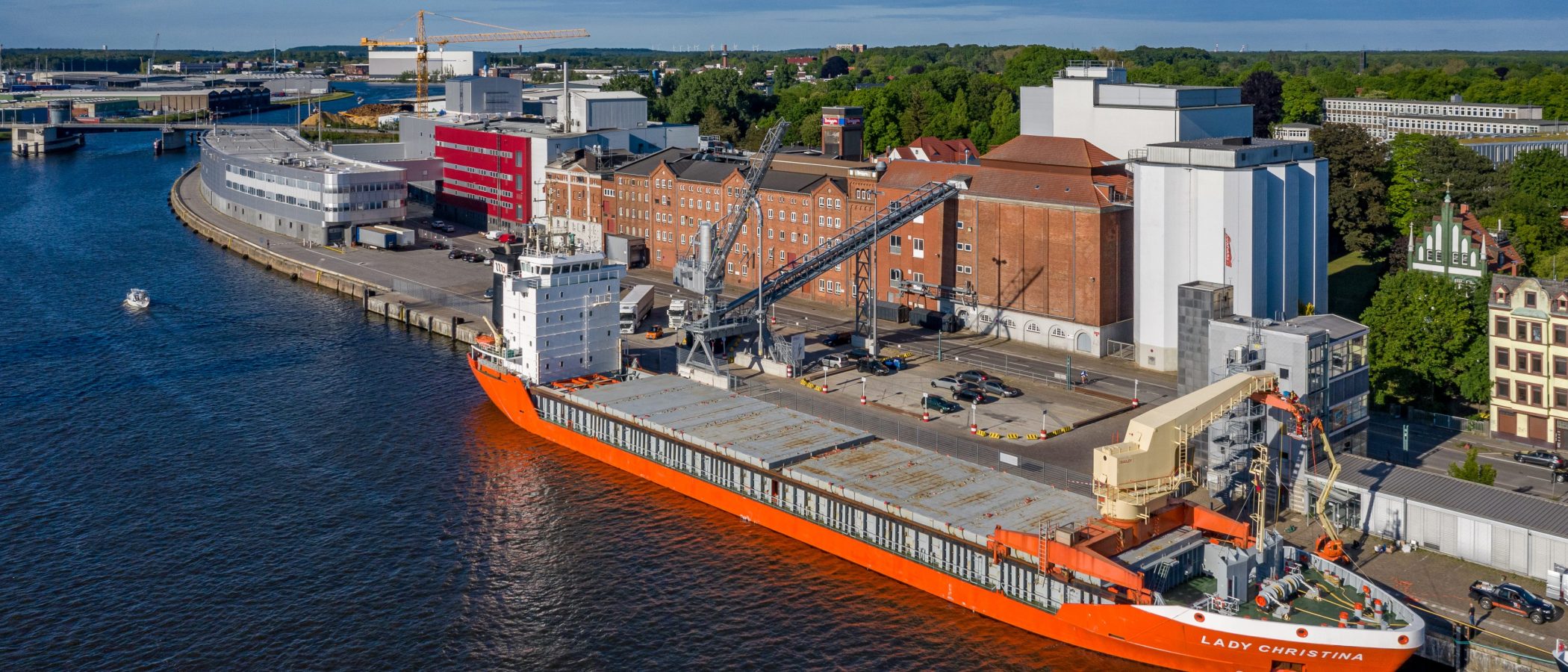 Luftaufnahme Hafen Lübeck, Haferschiff Lady Christina Anlieferung des Hafers bei der H. & J. Brüggen KG