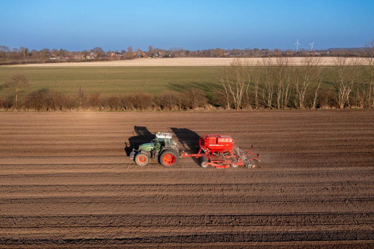 Haferdrillen_DJI_0636-RR-scaled.jpg Traktor beim Haferdrillen auf dem Feld in Norddeutschland