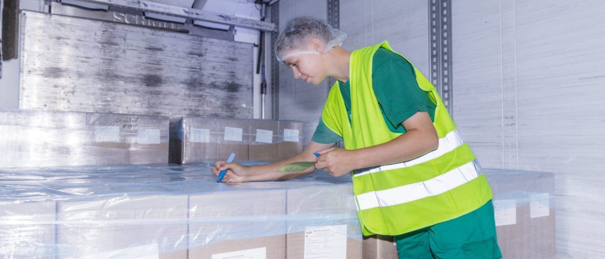 Fachkraft für Lagerlogistik bei der Arbeit, Ausbildung bei H. J. Brüggen